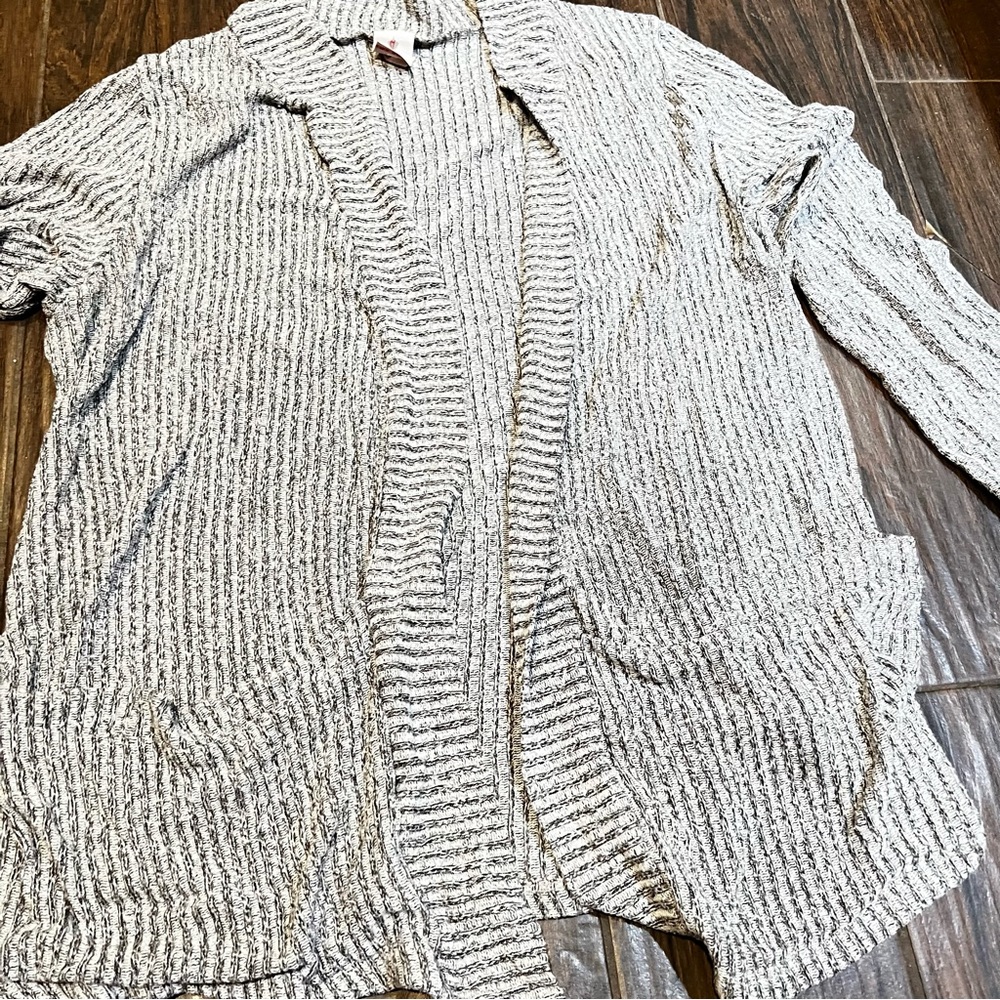 Vintage Libian women’s light weight cardigan sweater. Grey Preowned Large